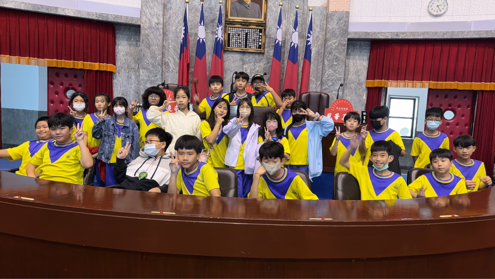 議事堂主席台前留影