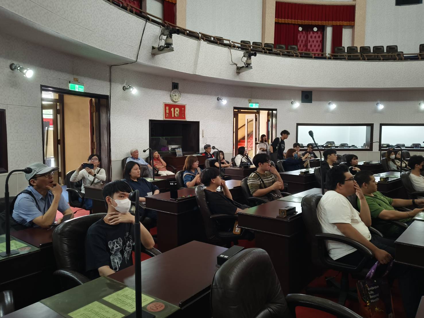 聆聽議事堂內設備及歷史