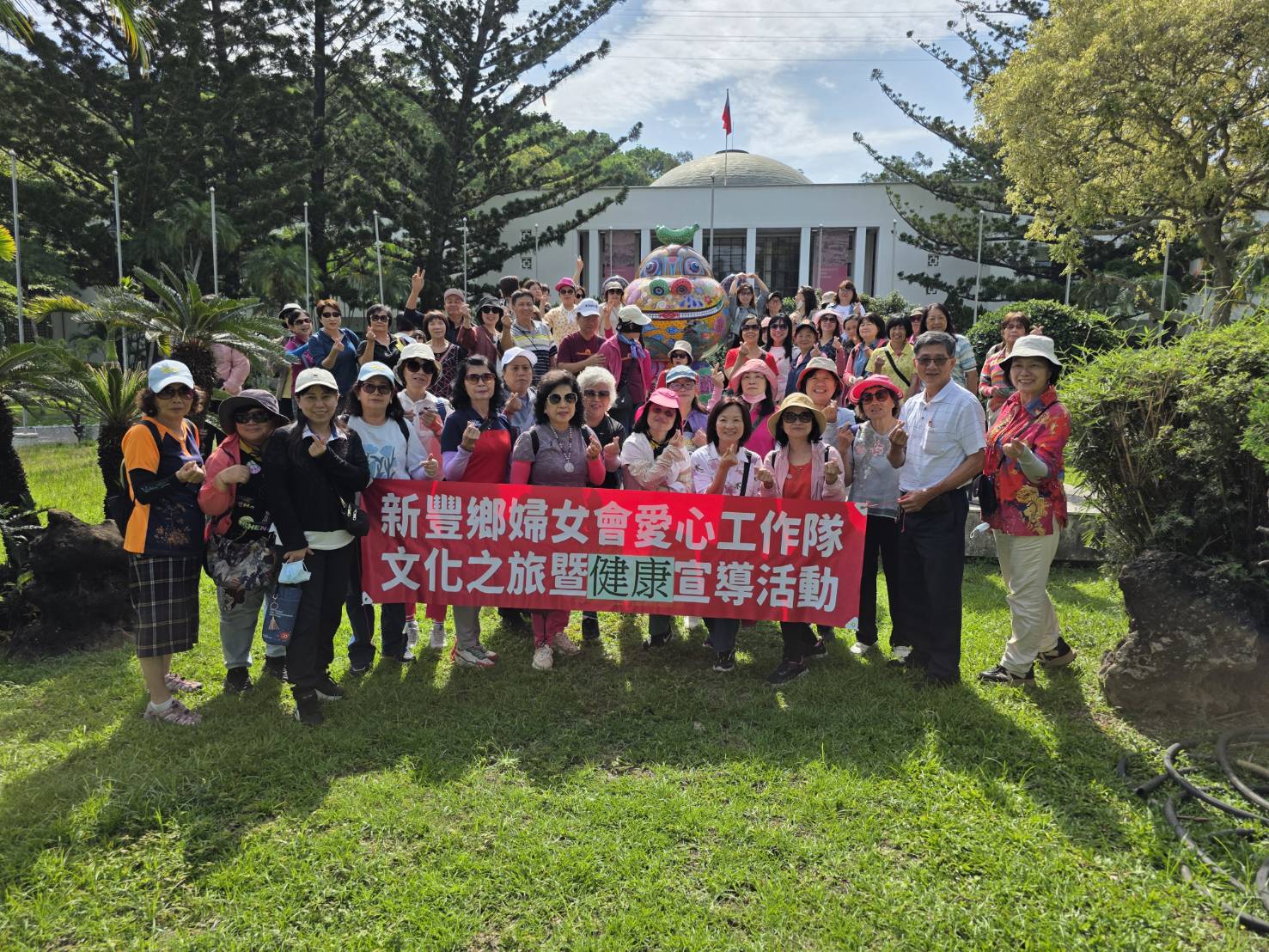 民主議政園區猴交心裝置藝術合影(洪易藝術家)