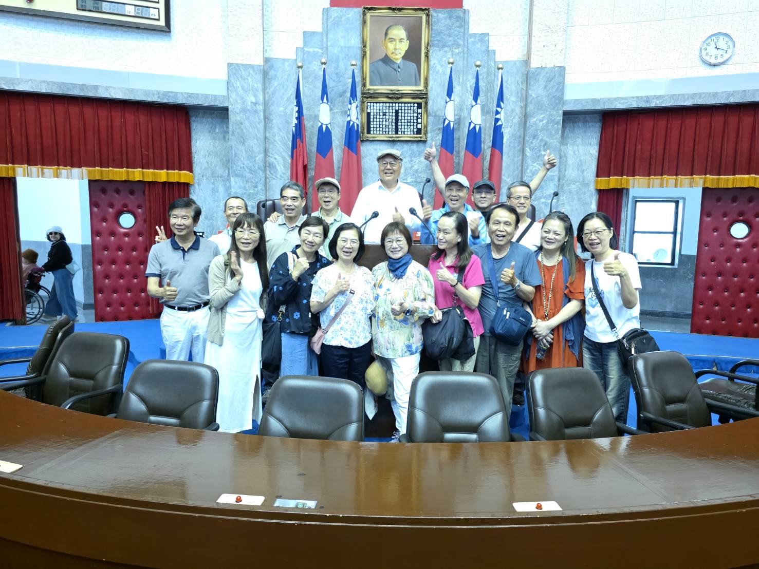 於議事堂主席台前攝影留念
