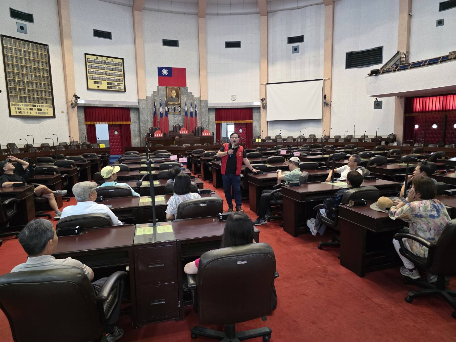 聆聽議事堂內設備及歷史