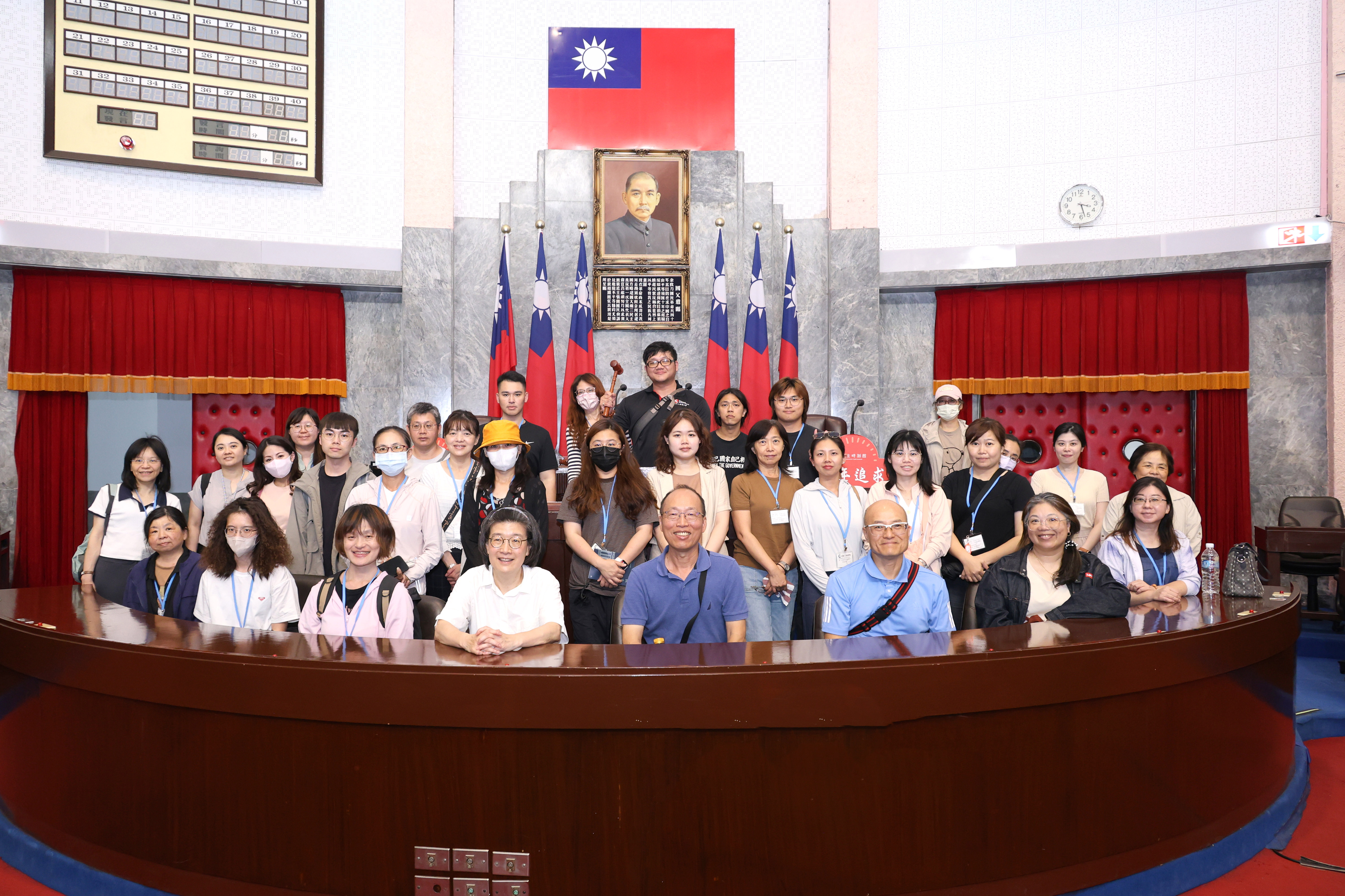 於議事堂主席台前攝影留念