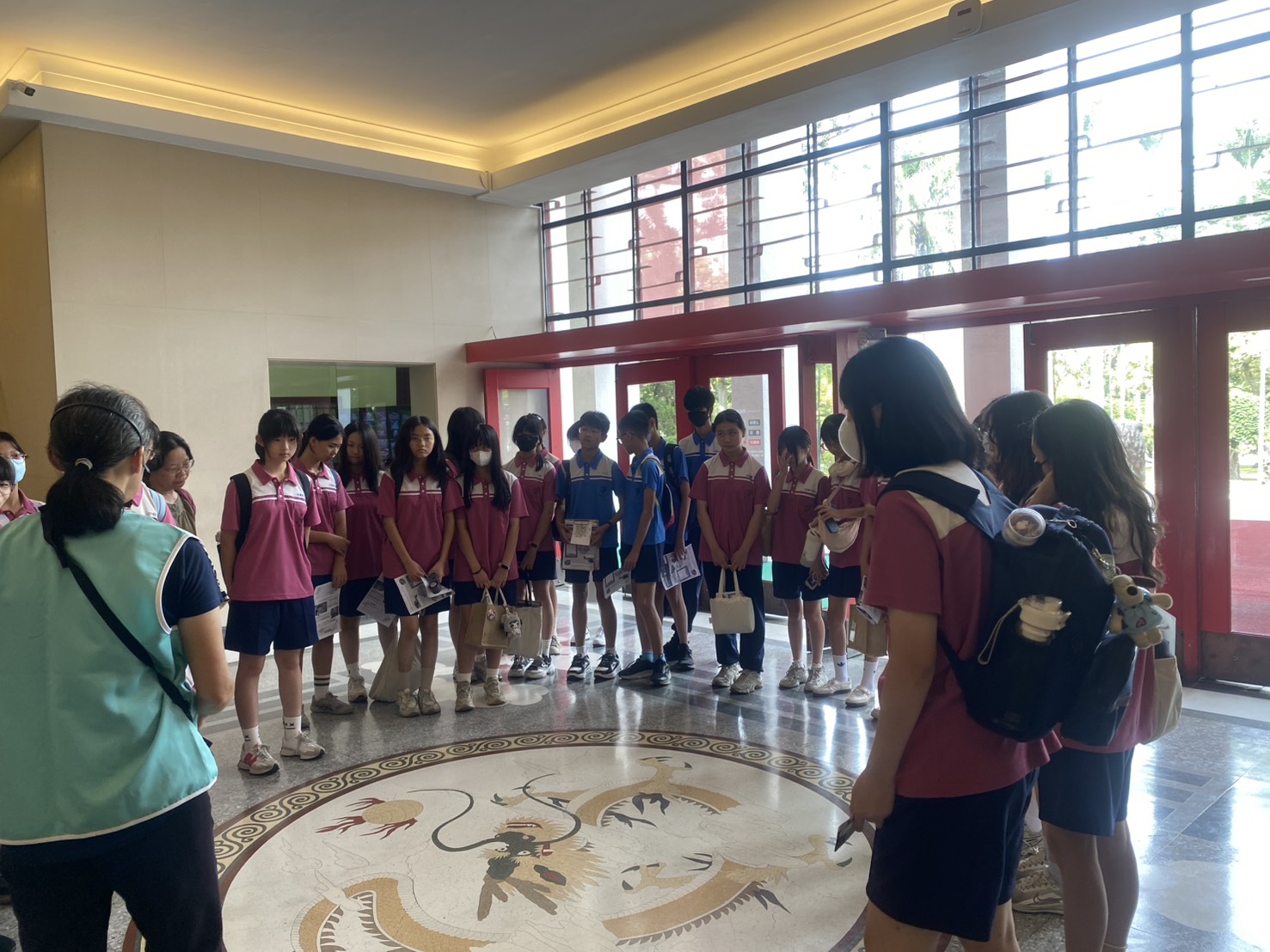 介紹大廳地板龍紋圖飾之設計