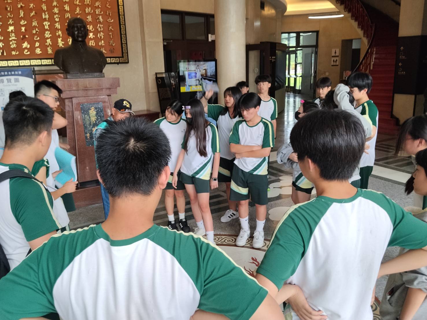 民主時刻館內聆聽龍紋圖飾解說