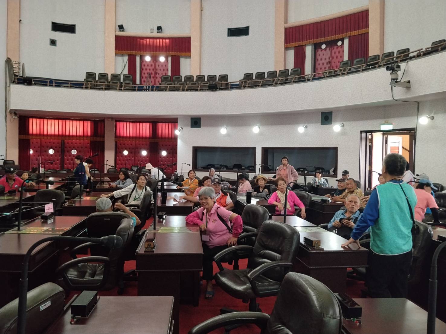 聆聽議事堂內設備及歷史