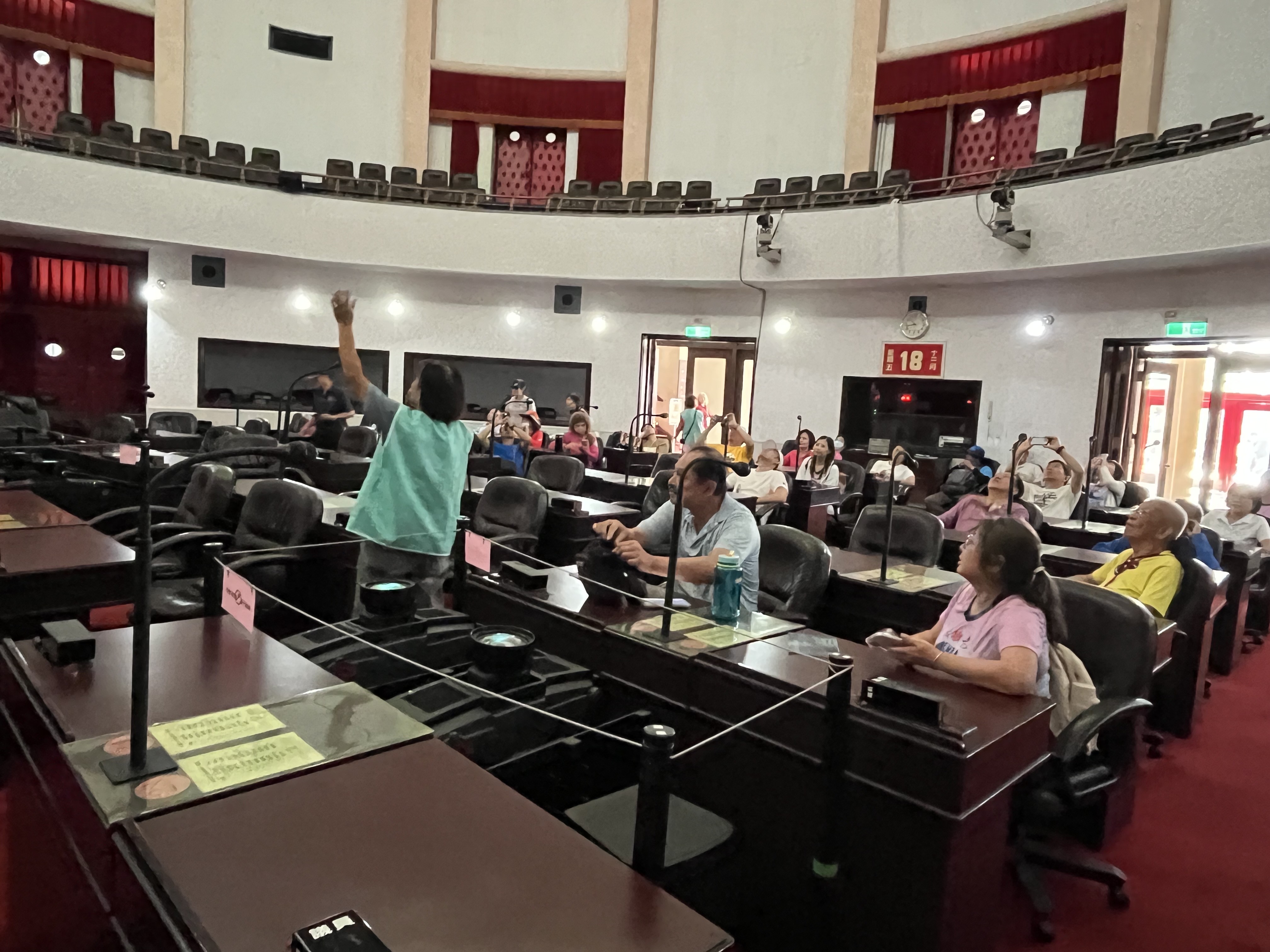 聆聽議事堂內設備及歷史