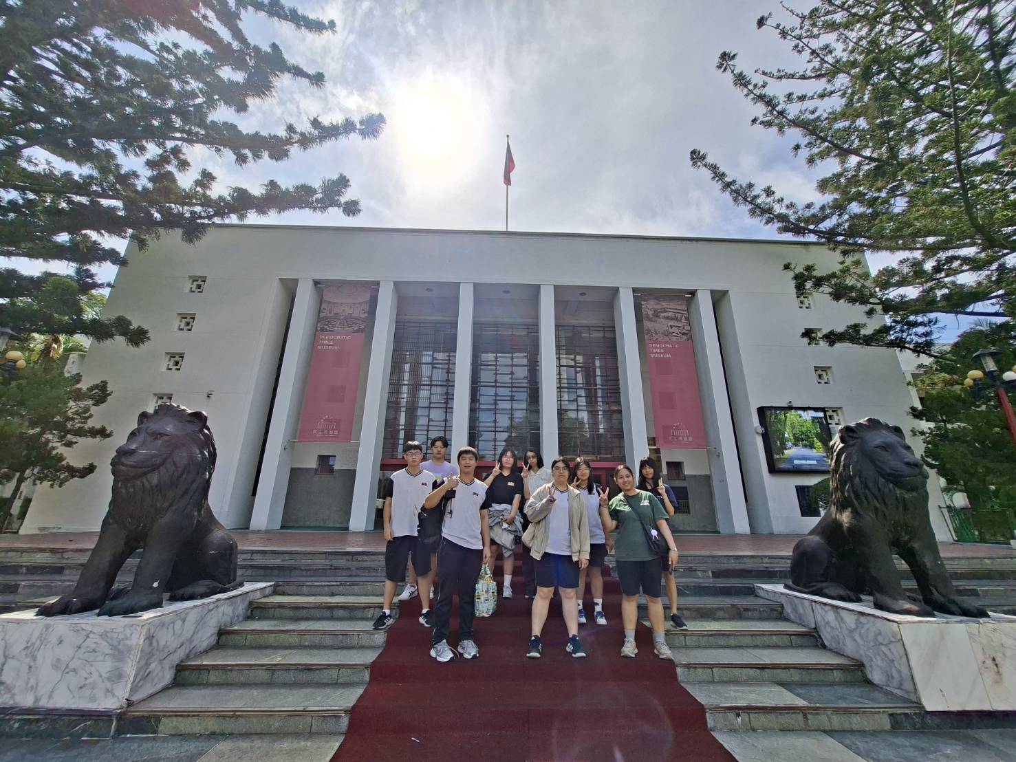 民主時刻館前與閉口雙獅合影
