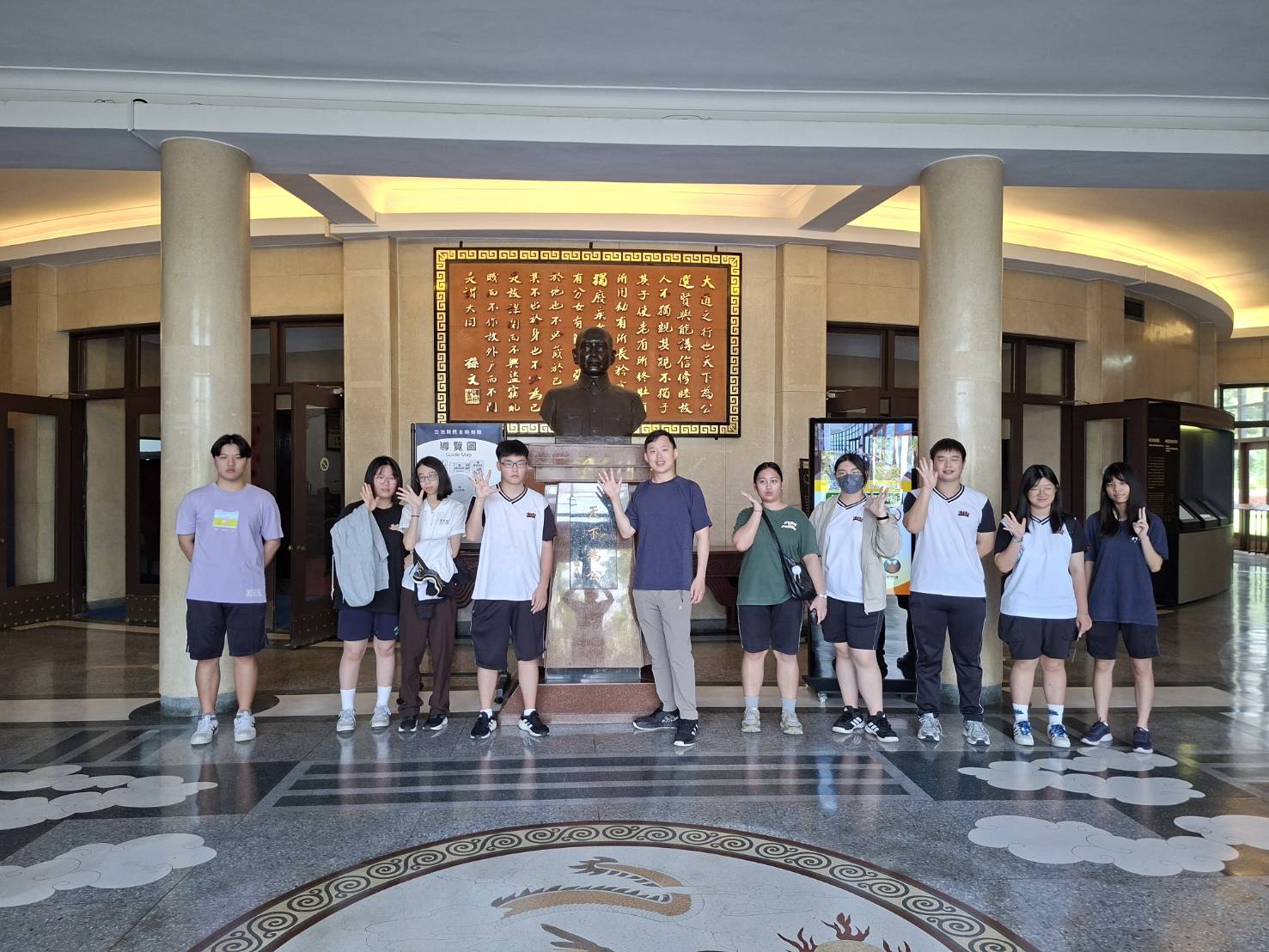 進到民主時刻館內大廳合影