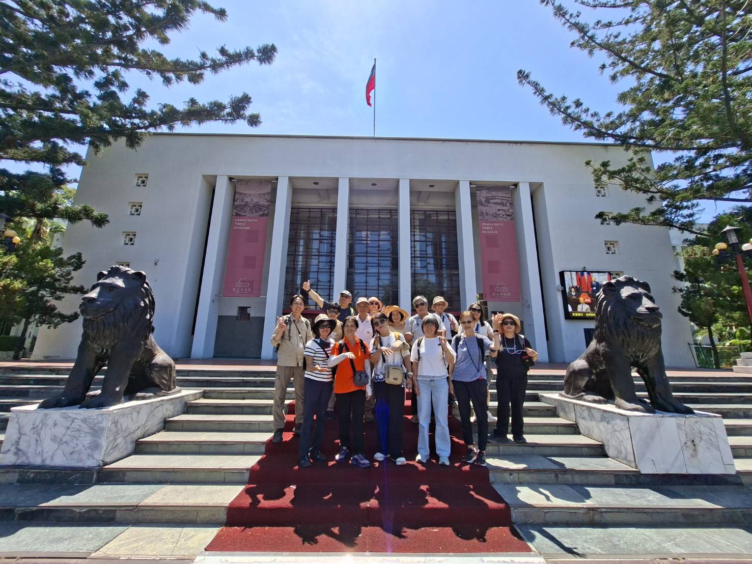 民主時刻館前與閉口雙獅合影