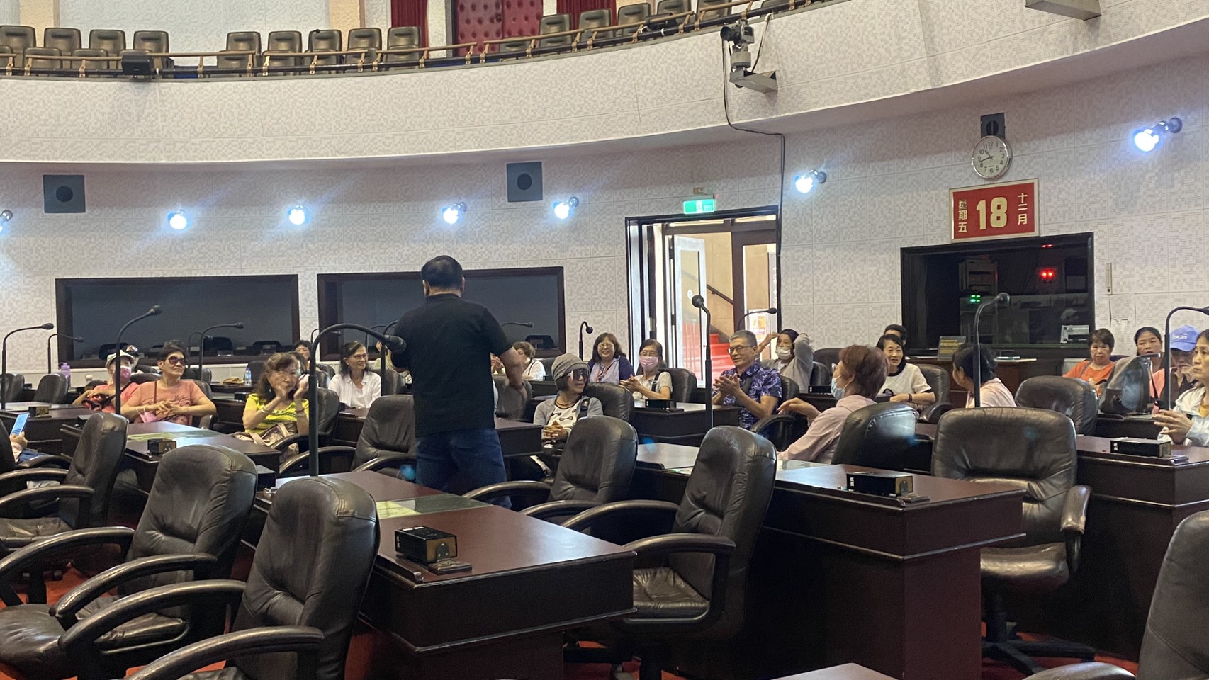 聆聽議事堂內設備及歷史