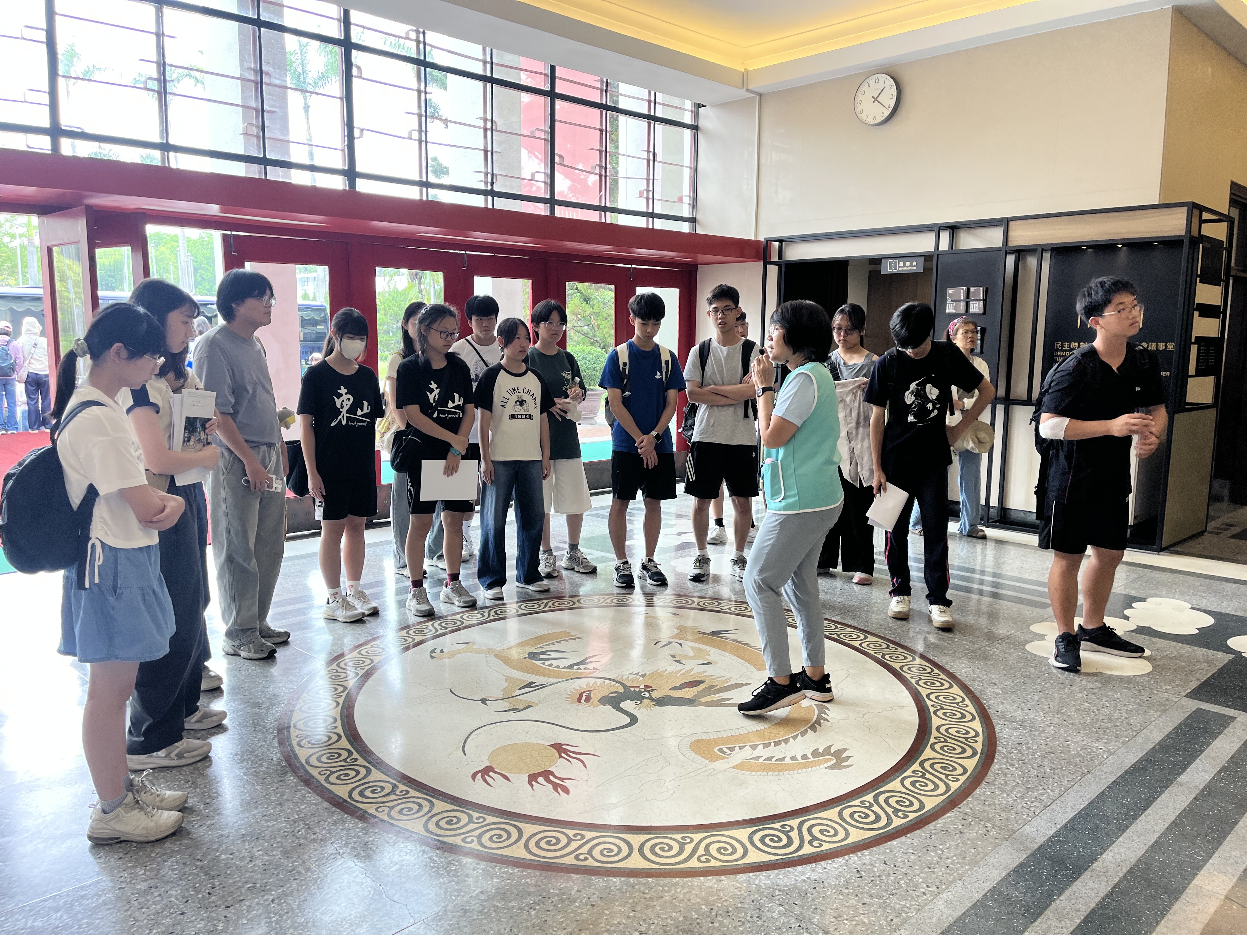 民主時刻館內聆聽龍紋圖飾解說