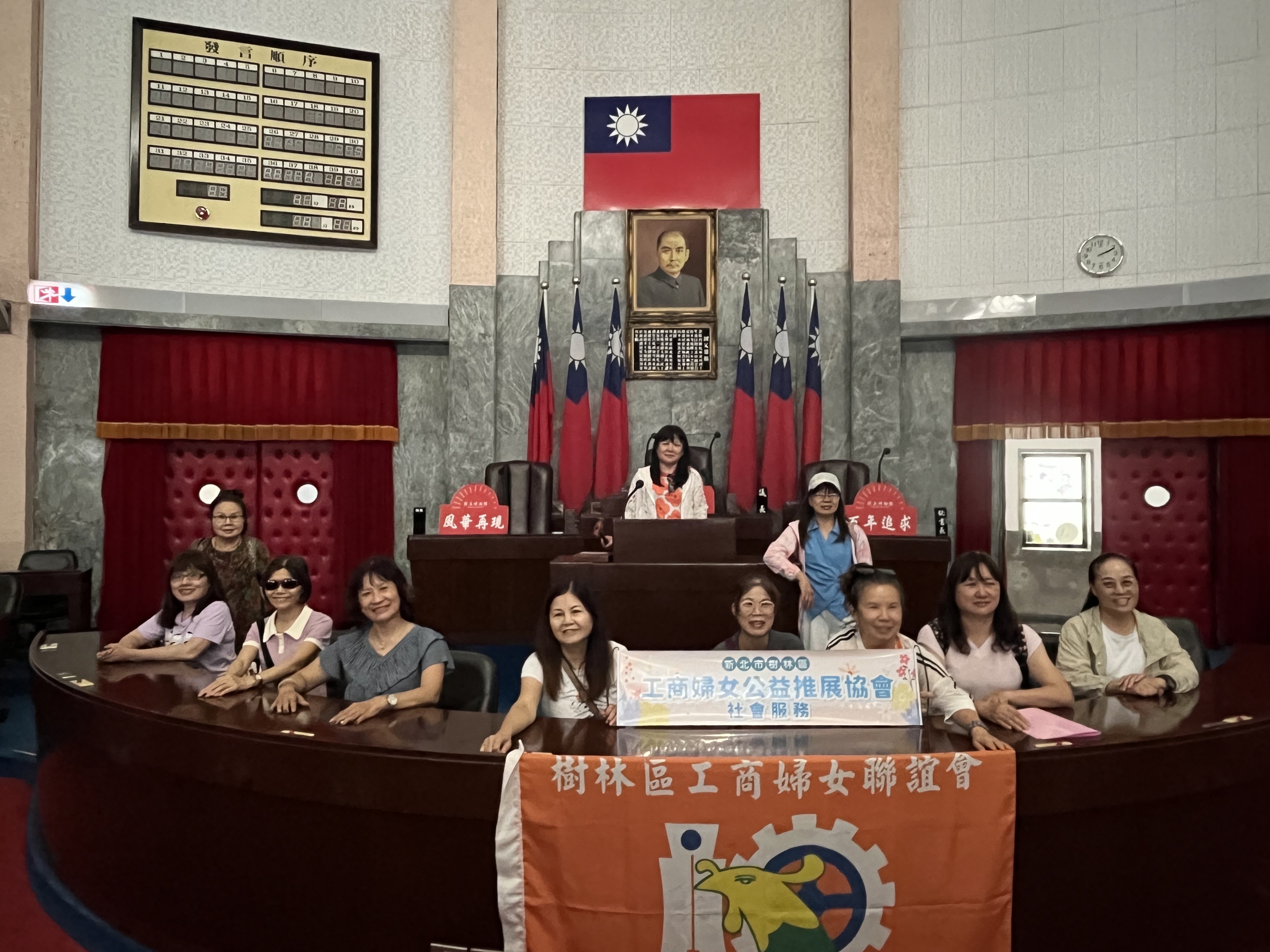 議事堂主席台前留影