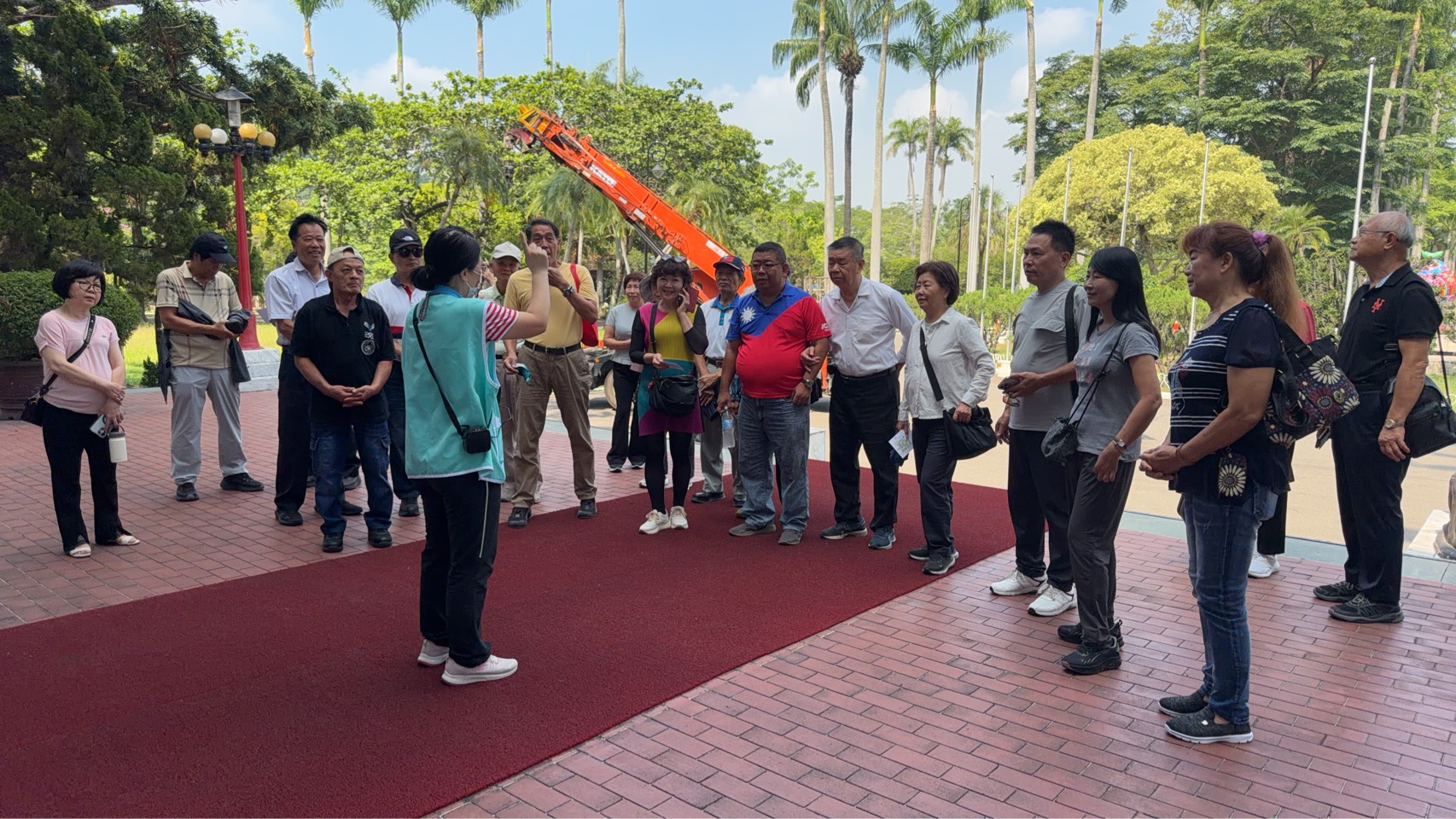 民主時刻館前平台導覽解說園區歷史