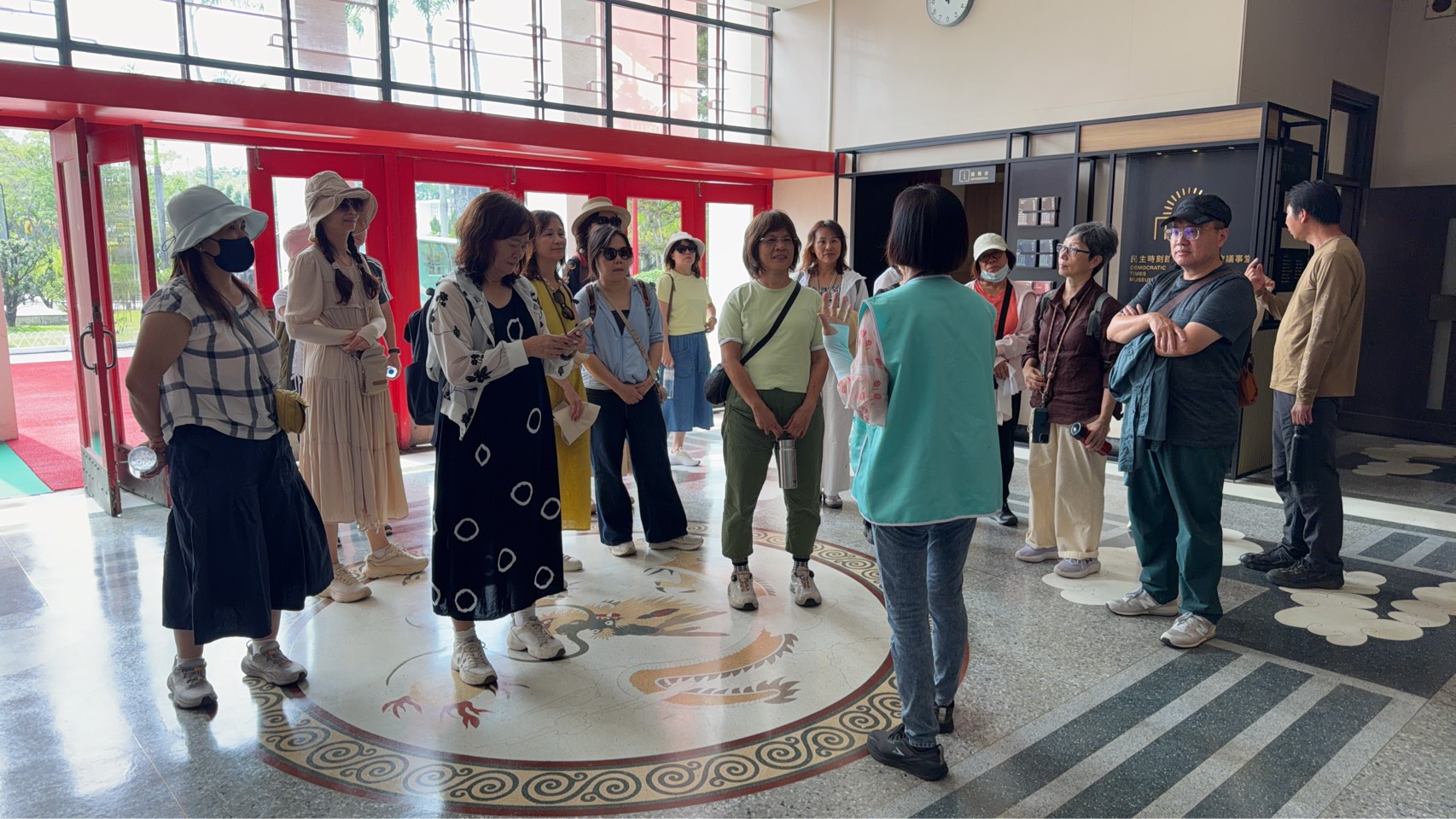 導覽解說民主時刻館大樓歷史