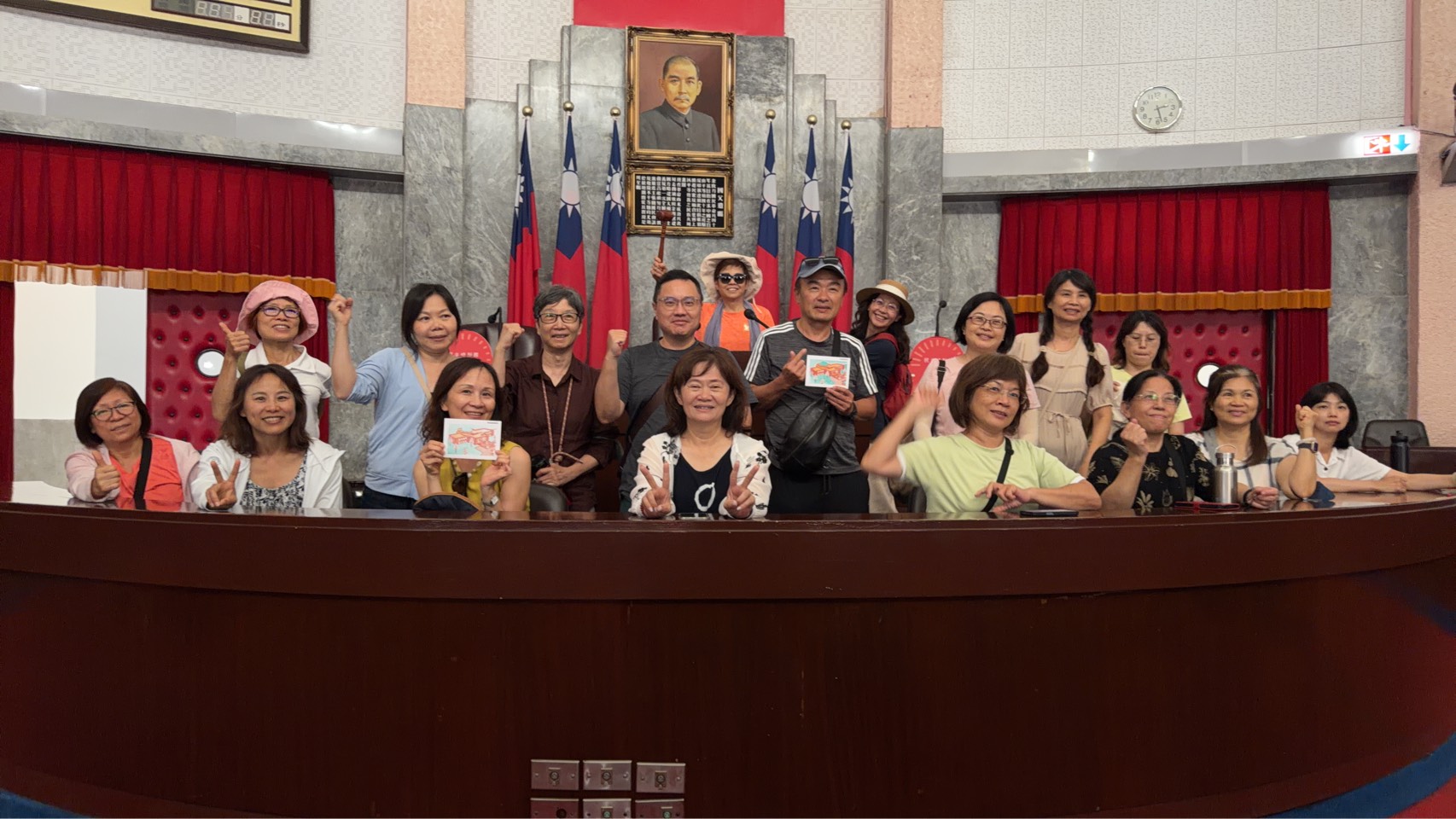 議事堂主席台前留影
