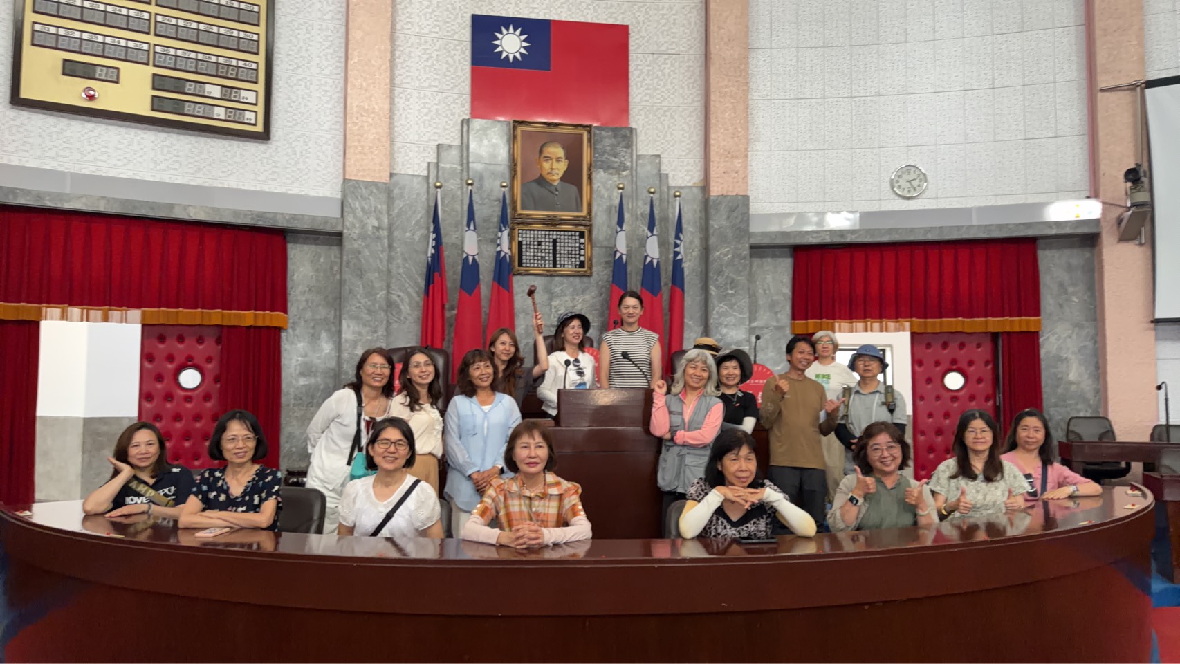 於議事堂主席台前攝影留念