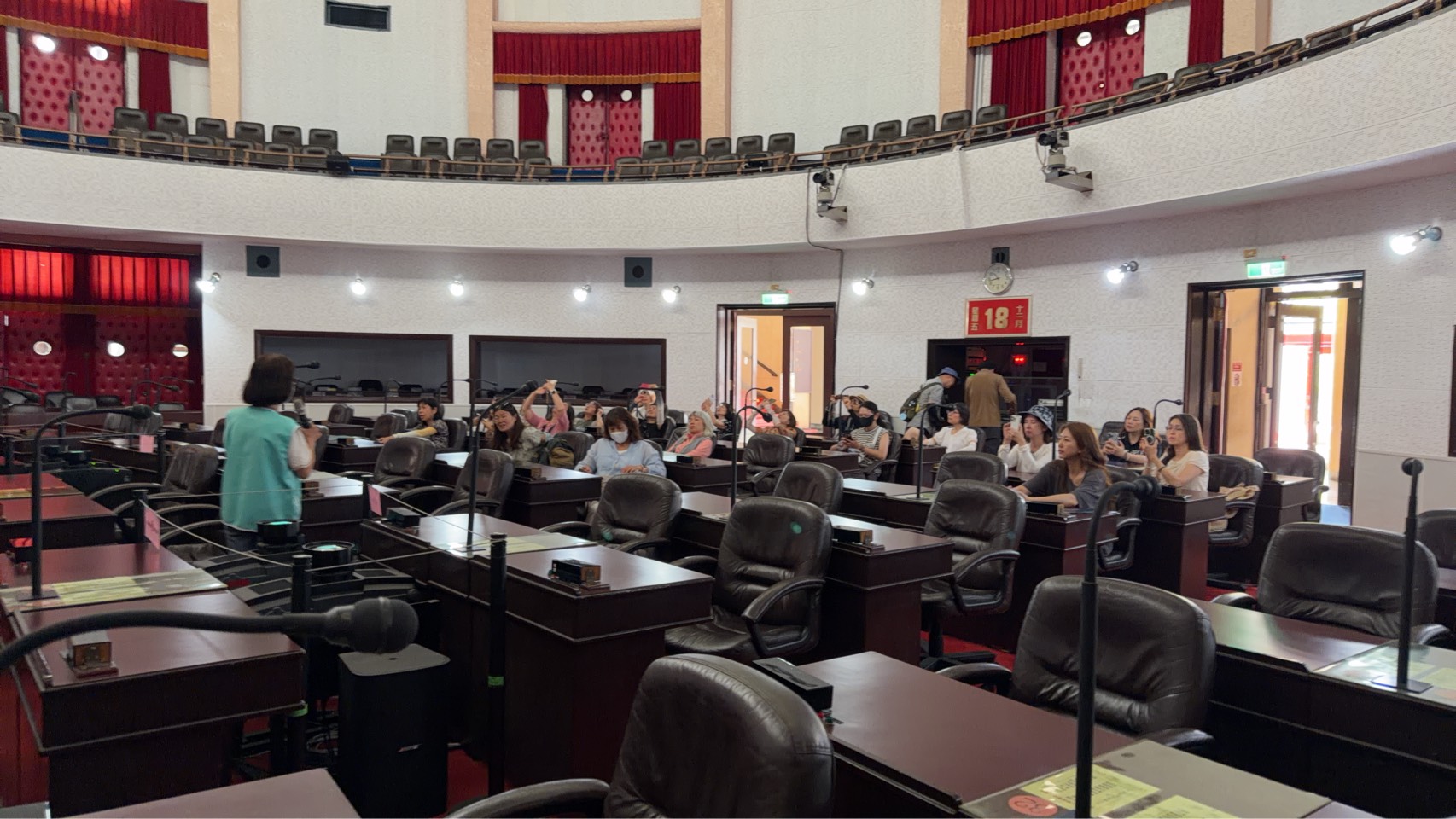 聆聽議事堂內設備及歷史