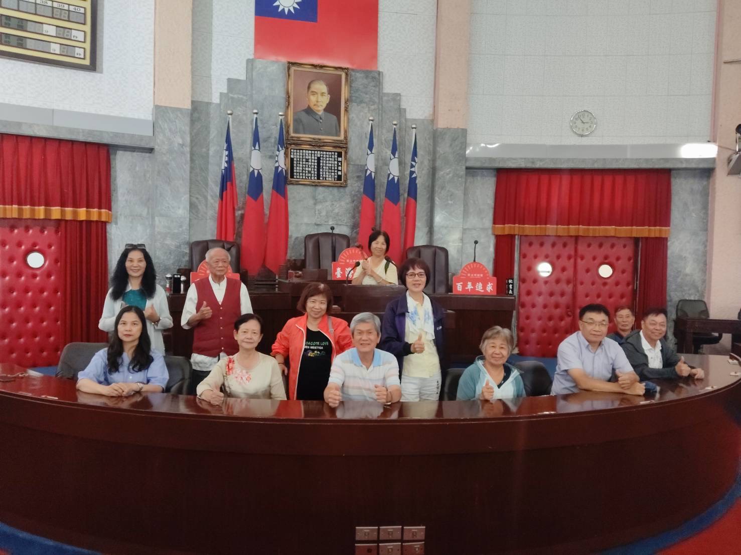 於議事堂主席台前攝影留念