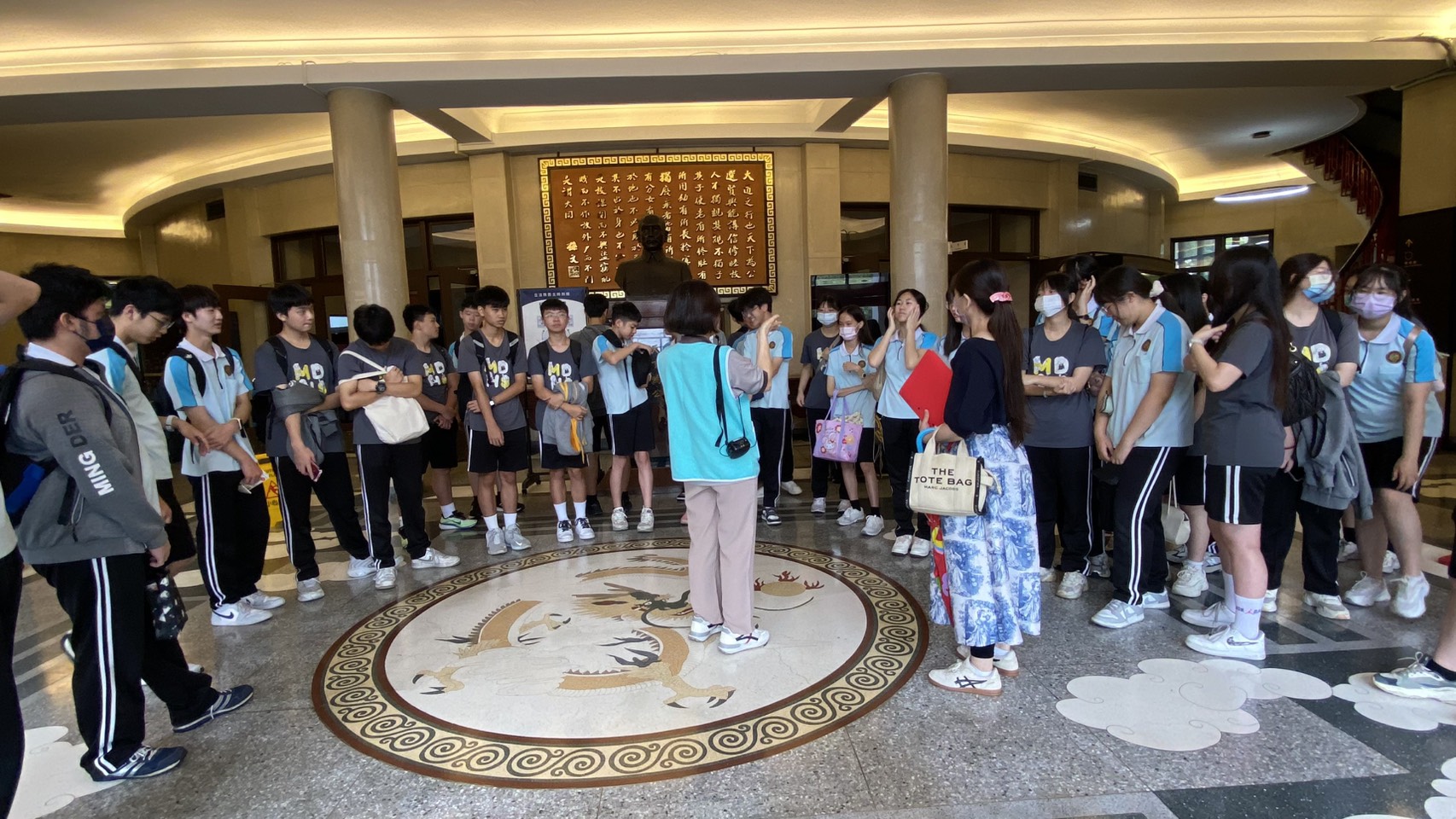 民主時刻館內介紹大廳地板龍紋圖飾之設計