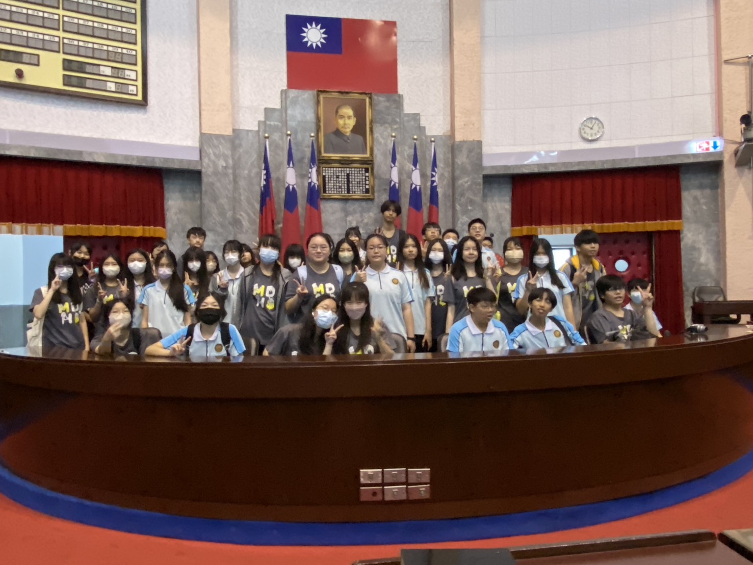 於議事堂主席台前攝影留念