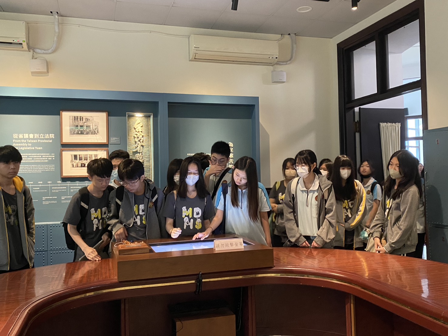 參觀議政風雲展間與數位互動裝置