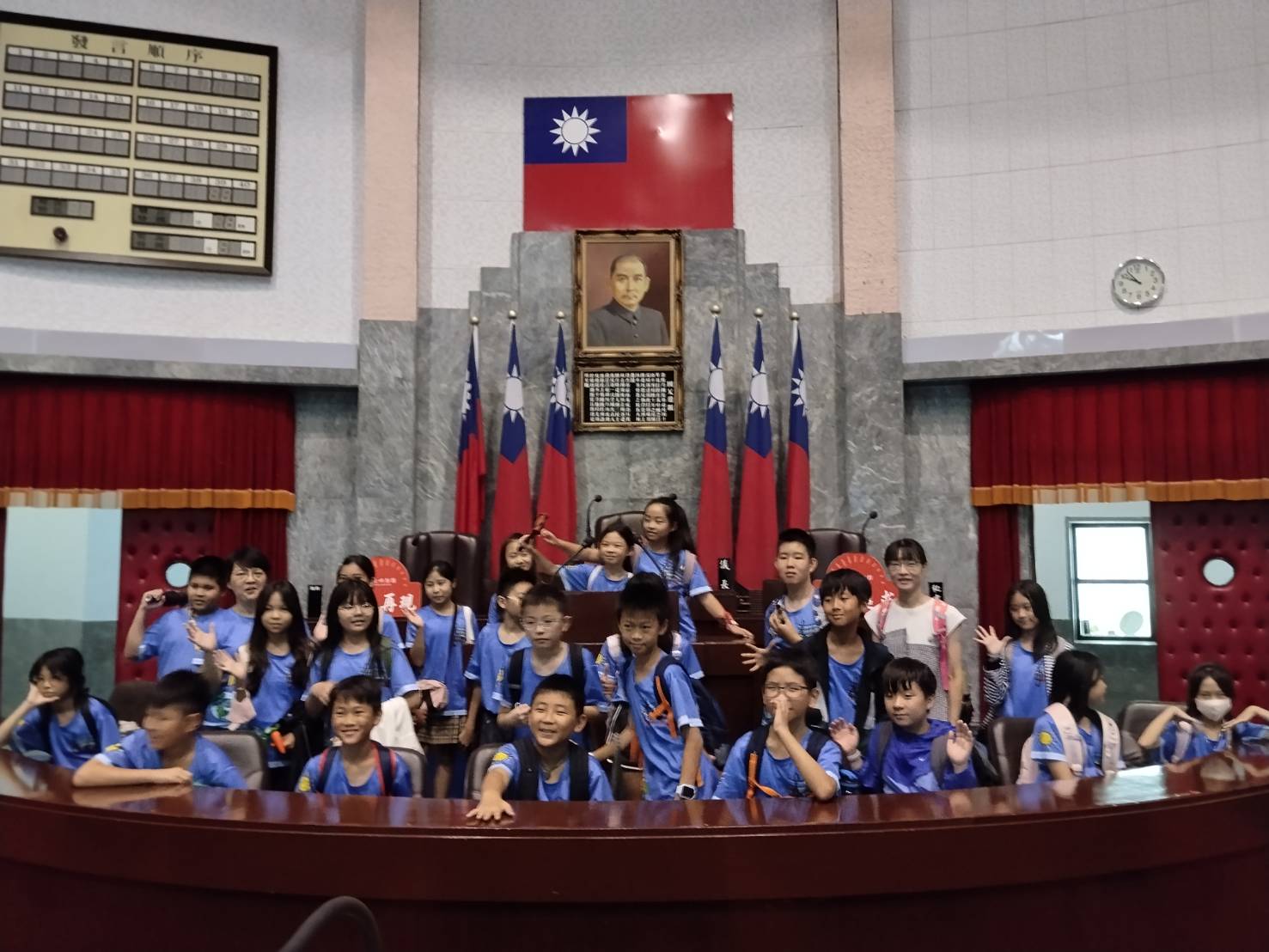 於議事堂主席台前攝影留念