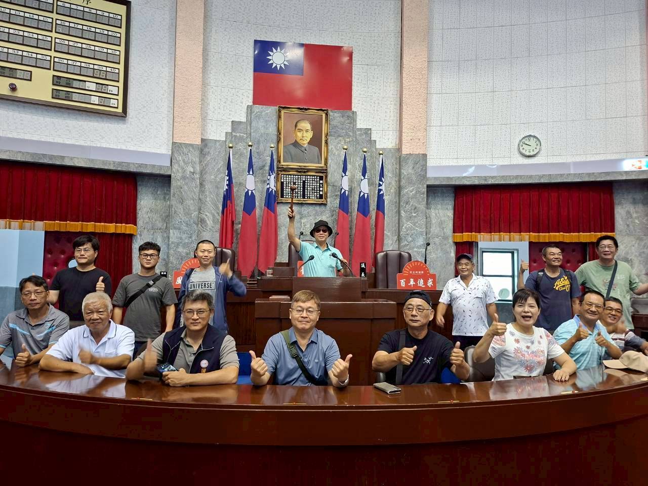 於議事堂主席台前攝影留念