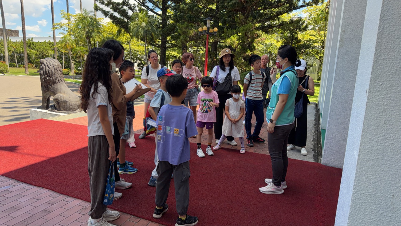 民主時刻館前平台導覽解說園區歷史
