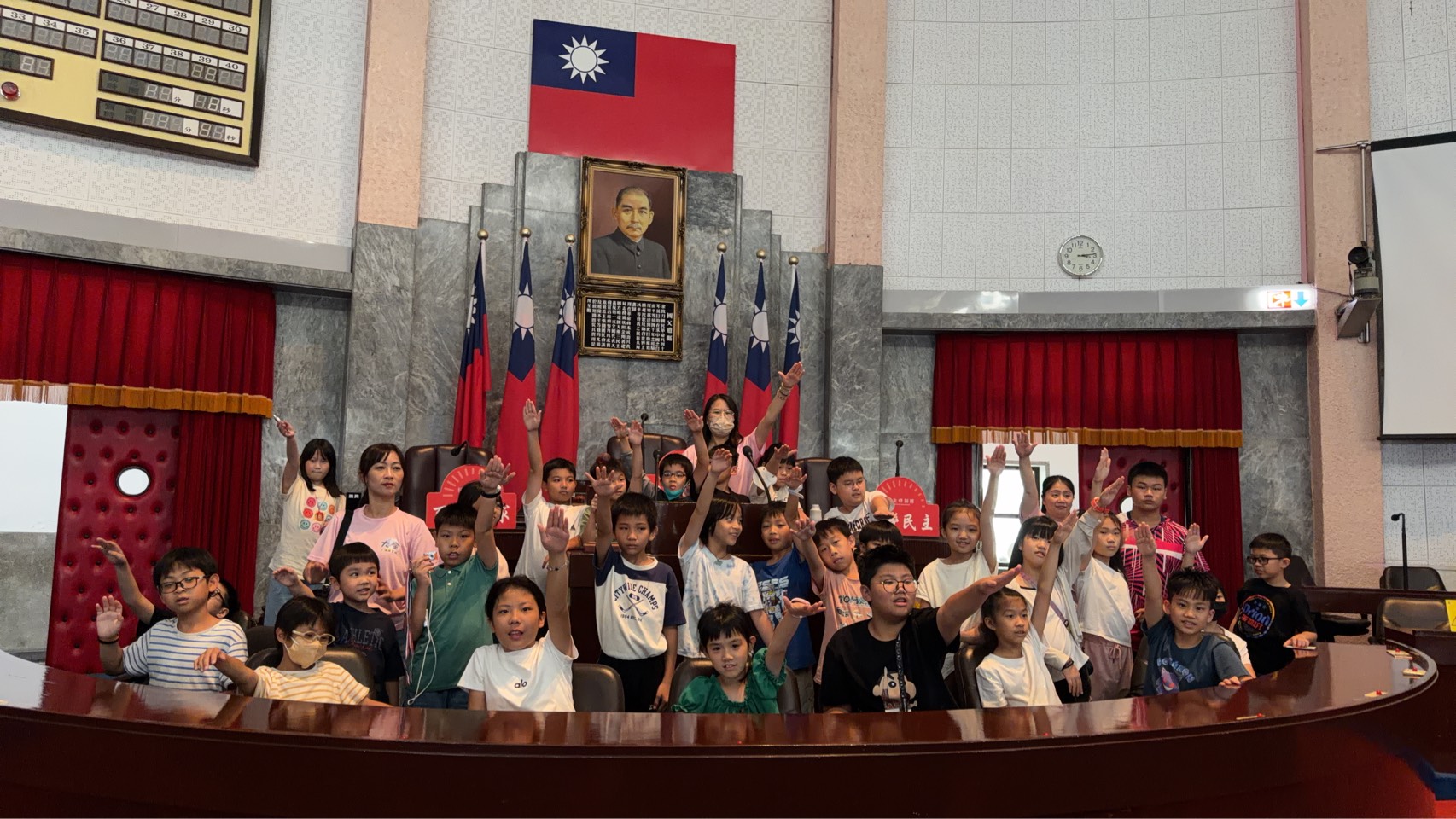 於議事堂主席台前攝影留念