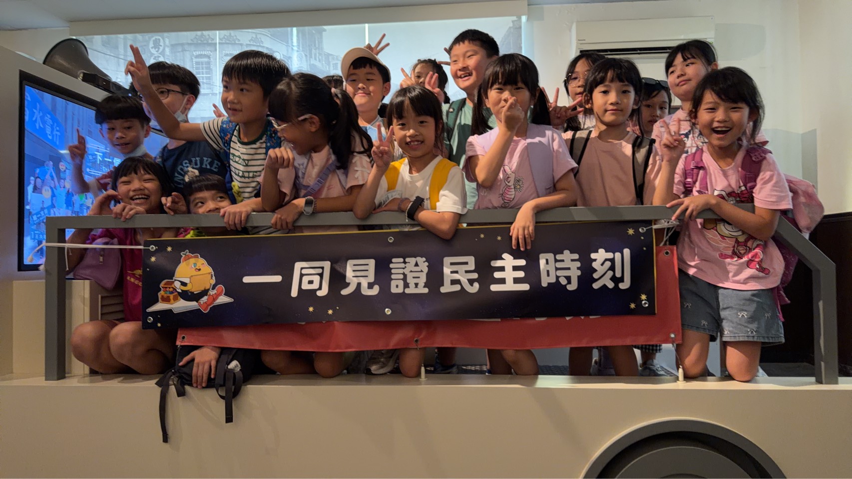 競選擂臺展間體驗選舉戰車