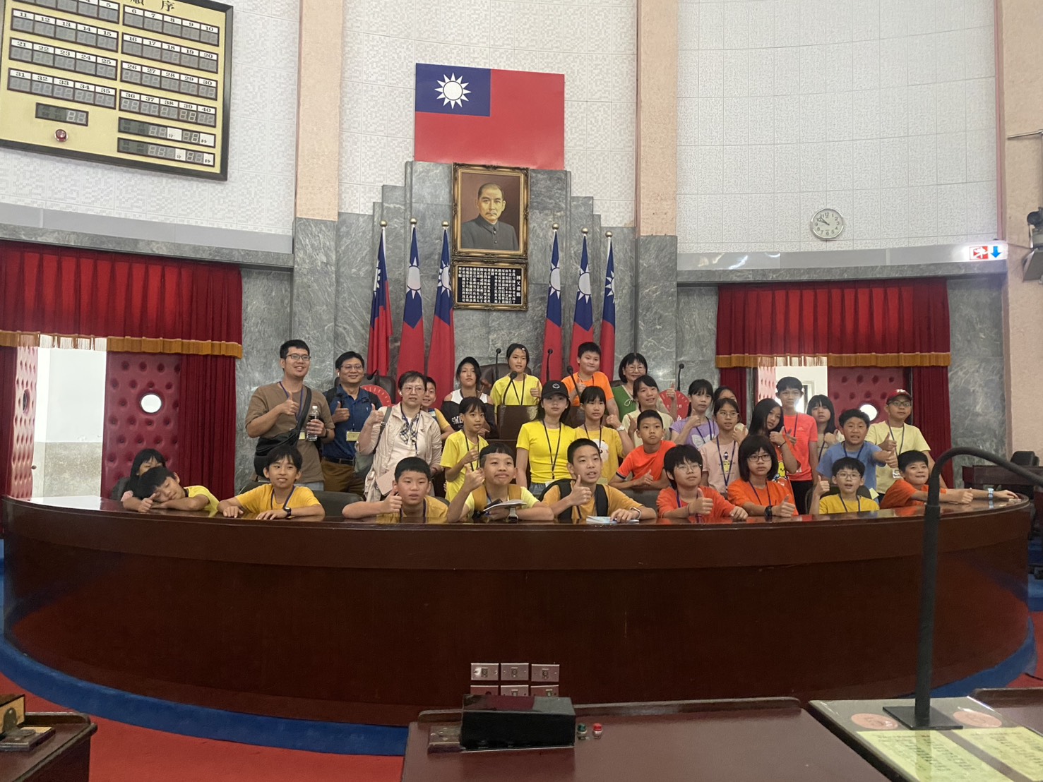 於議事堂主席台前攝影留念