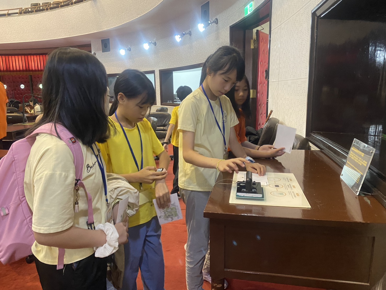 體驗明信片套印闖關遊戲