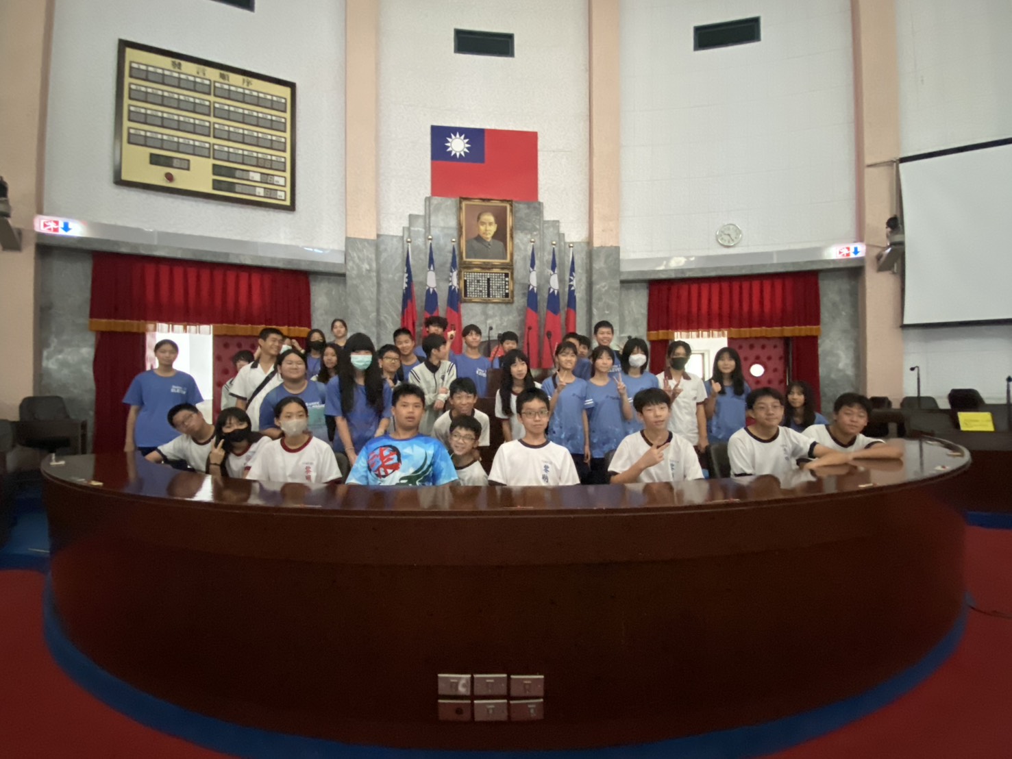 於議事堂主席台前攝影留念