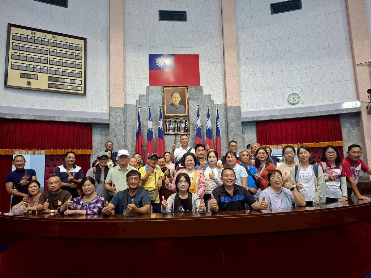 議事堂主席台前留影
