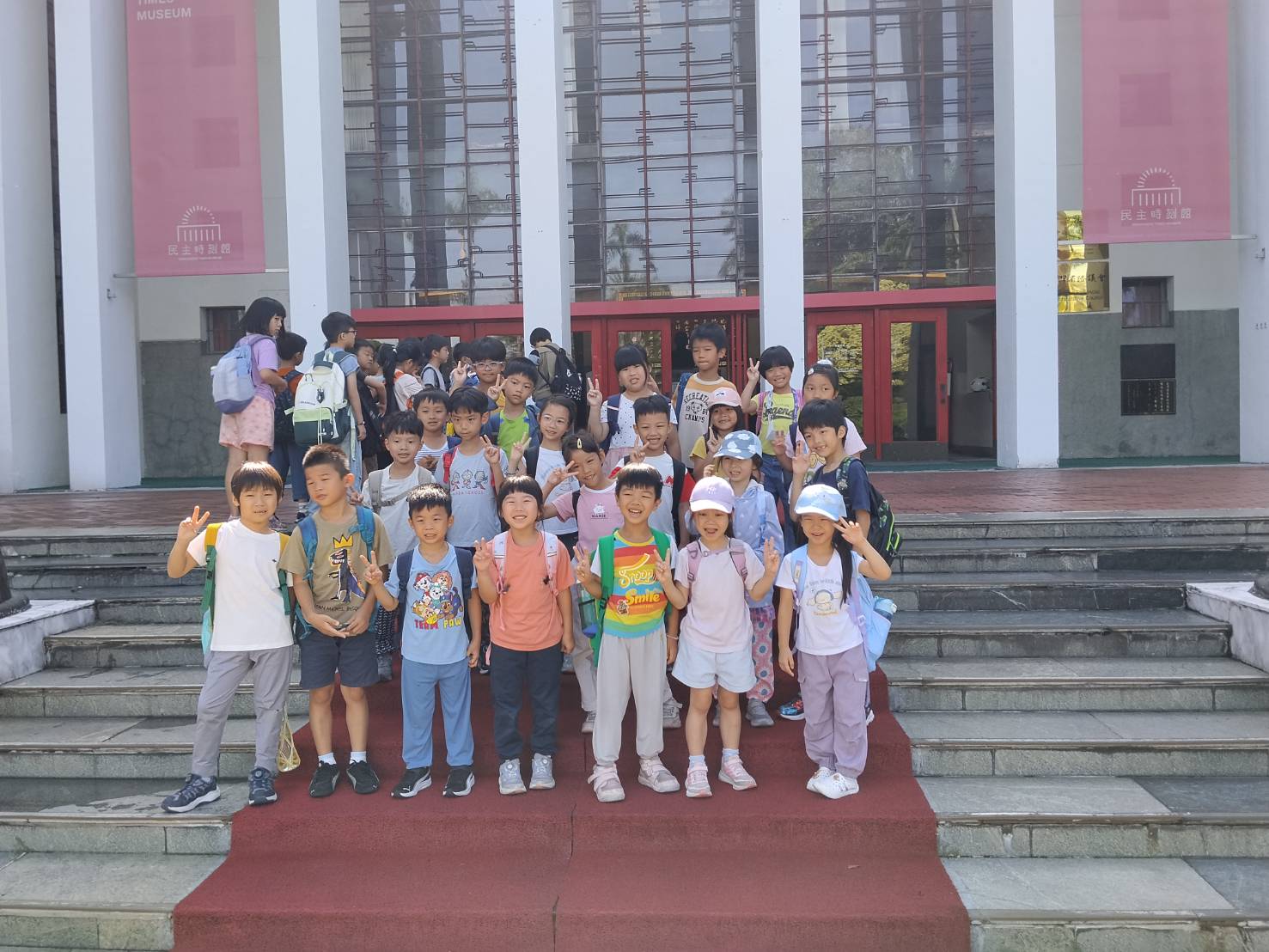 民主時刻館平台合影留念