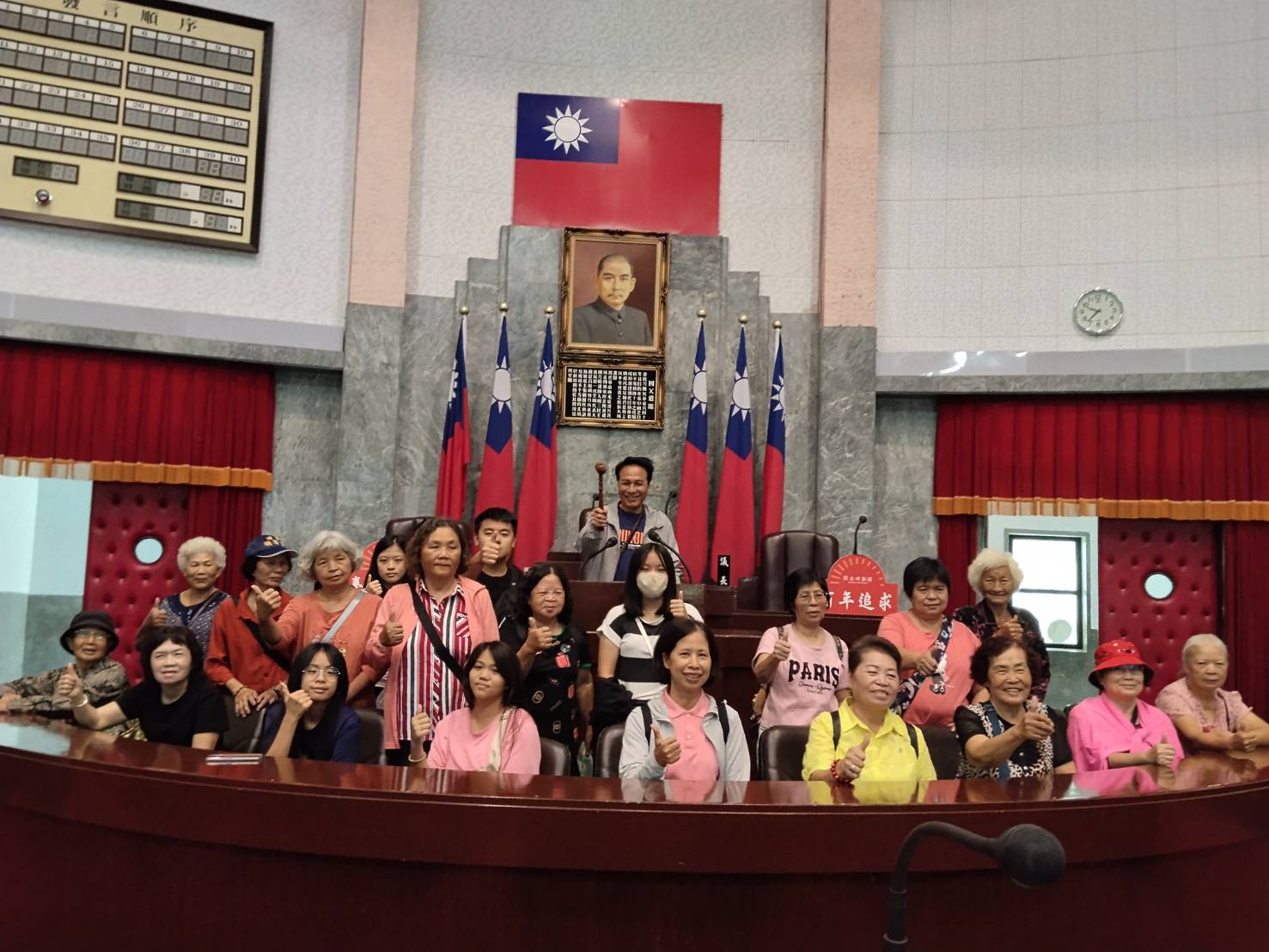 議事堂主席台前留影