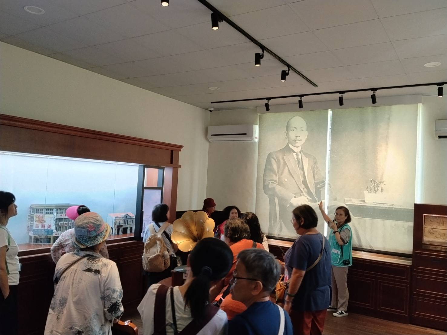 導覽解說民主浪潮展間展品
