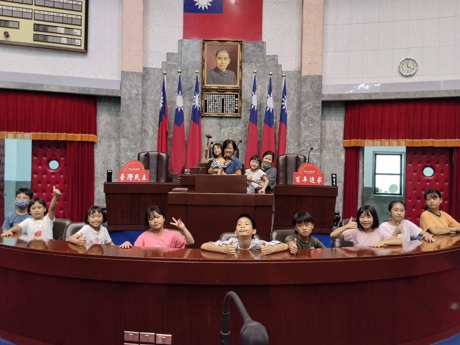 於議事堂主席台前攝影留念
