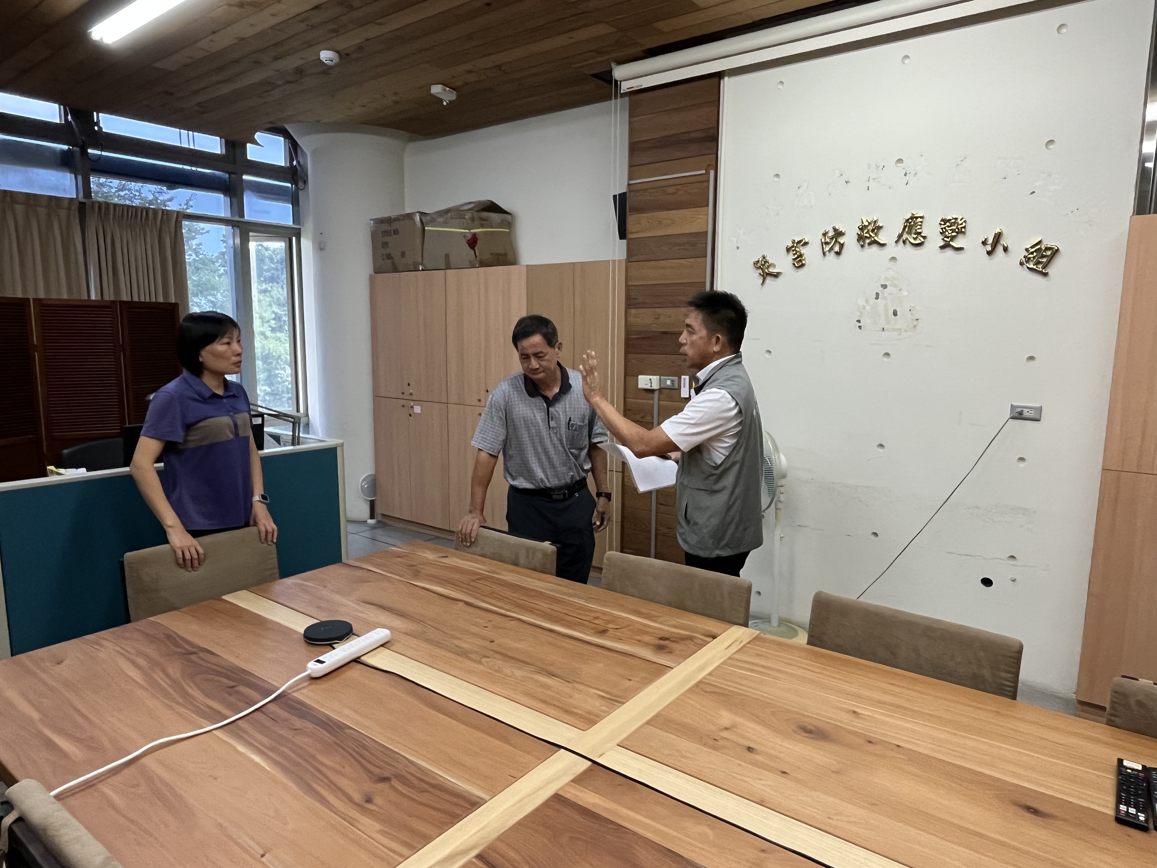 邱俊龍主任與李政賢分署長討論國產材空間利用