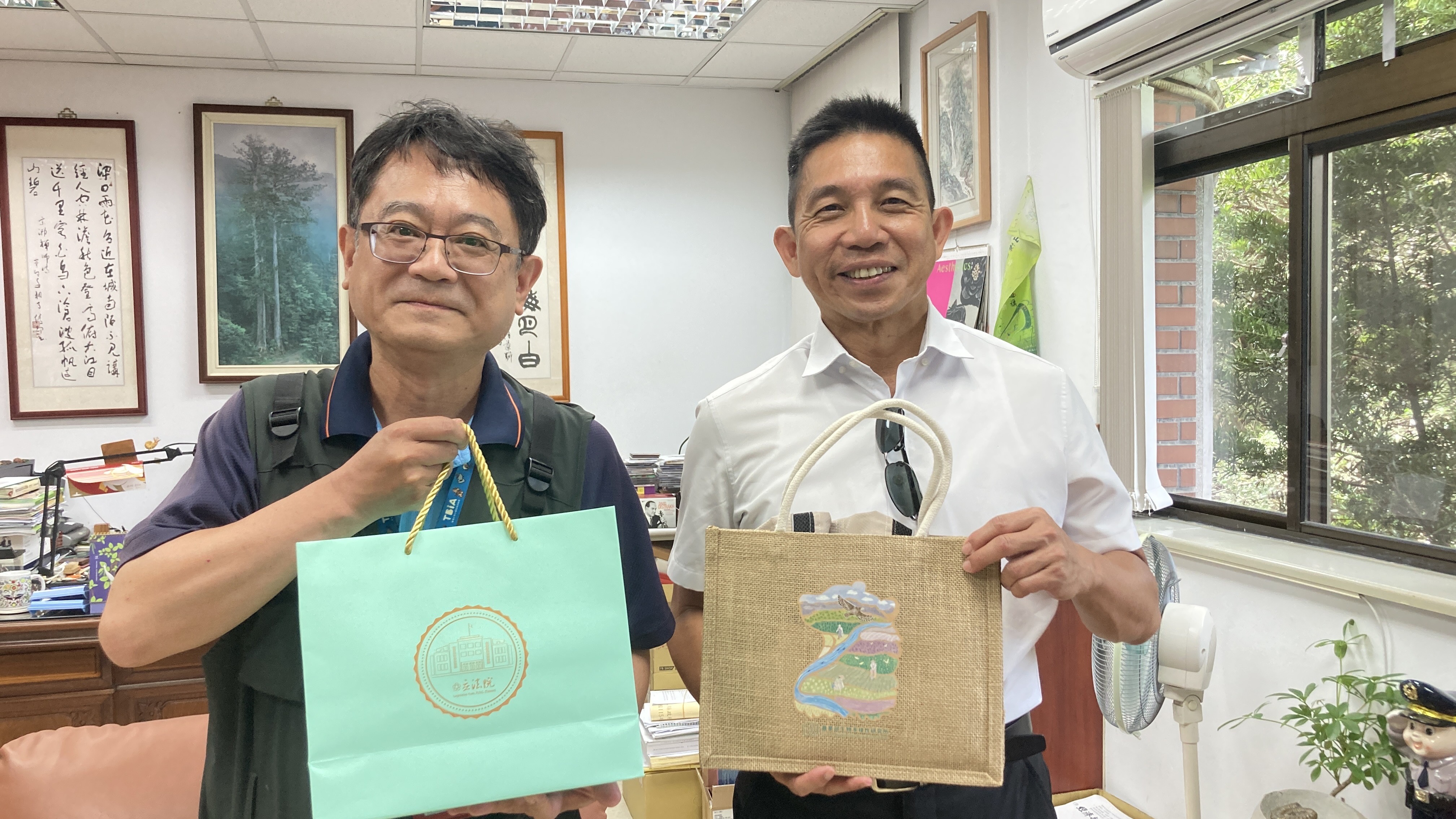 中南部服務中心主任邱俊龍與農業部生物多樣性研究所楊嘉棟所長合影
